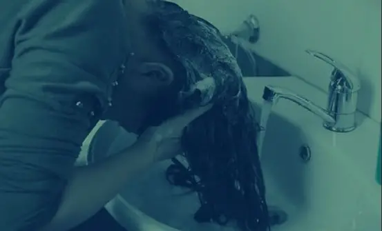 Using kitchen sink to wash hair is fast