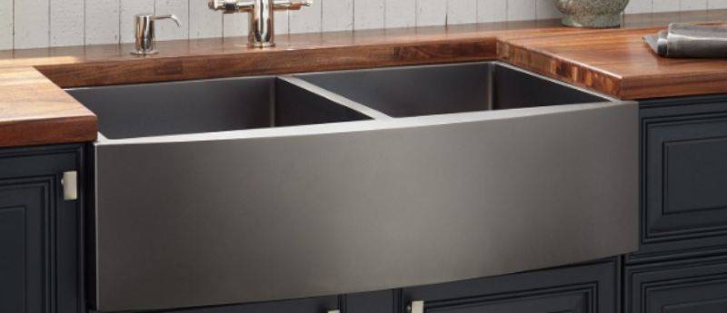 apron sink in use